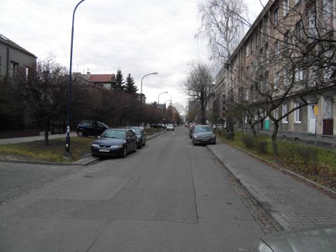 ul. Zaleskiego, Kraków. Brak miejsc do parkowania to kultywowany MIT.