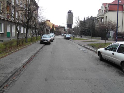 Brak miejsca do parkowania dla mieszkańców na os. Oficerskim to mit.