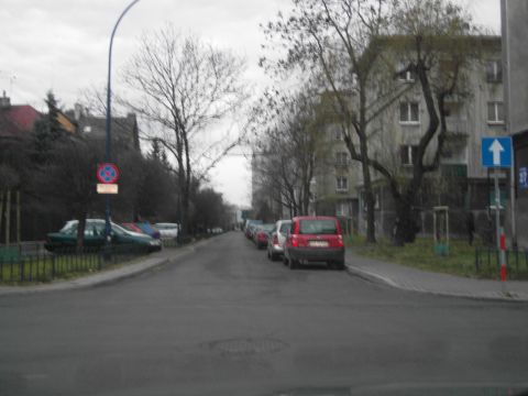 Zero samochodów parkujących na ul. Zaleskiego ale kontrapasa brak