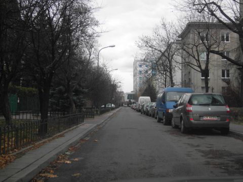 ul. Zaleskiego, Kraków. Przykład nieprawidłowej organizacji ruchu, dyskryminującej rowerzystów.
