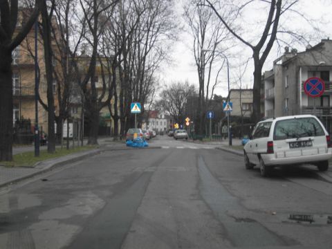 ul. Kielecka, Kraków. Miejsca parkingowe są wbrew mitowi powtarzanemu przez radnych dzielnicy