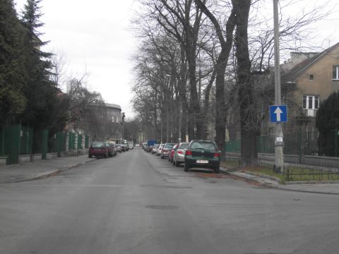 ul. Olszańska, Kraków. Parametry pozwalają na wyznaczenie kontrapasa rowerowego. 